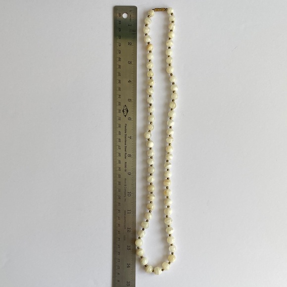 Vintage White Bead Necklace - Picture 4 of 4